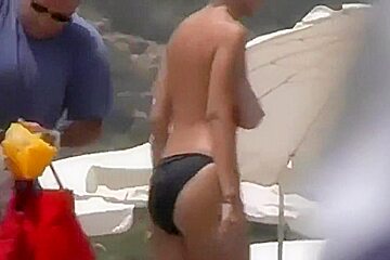 Une meuf apprécie de montrer ses gros seins moelleux à la mer