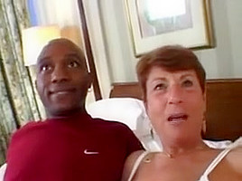 Vieille meme aux gros seins se fait prendre par un black