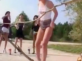 Vier versaute Teenfotzen pissen um die Wette