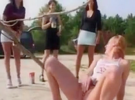 Vier versaute Teenfotzen pissen um die Wette