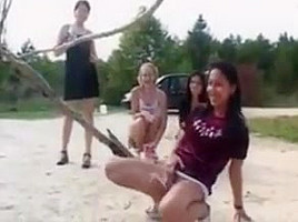 Vier versaute Teenfotzen pissen um die Wette