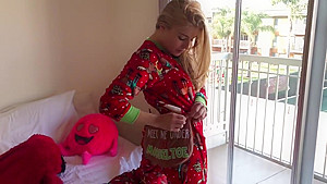 XXXmas Morning with Ara