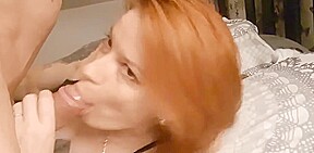 belle rousse en nuisette accepte de se faire sodomiser