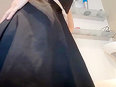 japonesa vestida de mucama