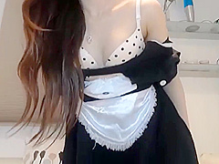 japonesa vestida de mucama