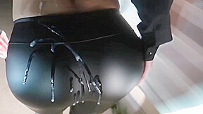 je le suce il me baise et jute sur mon legging