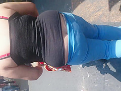 mujer muestra en la calle
