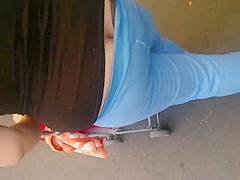 mujer muestra en la calle