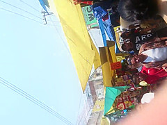 mujer muestra en la calle