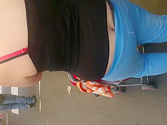 mujer muestra en la calle