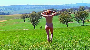 peliroja desnuda en el campo