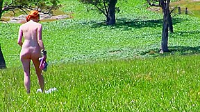 peliroja desnuda en el campo