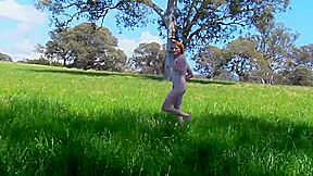 peliroja desnuda en el campo