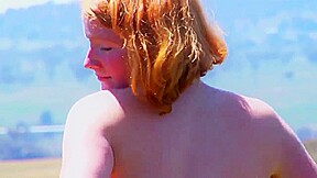 peliroja desnuda en el campo