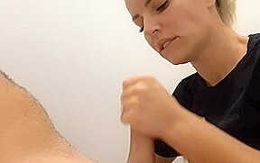 petite frenchie suce le prof de sport