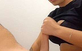 petite frenchie suce le prof de sport