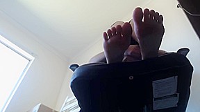 toe worshipper under her feet