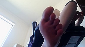 toe worshipper under her feet